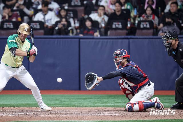 롯데 안방에 주전 경쟁이 점화됐다. 백업 포수 손성빈이 마운드 안정을 이끌면서 유강남의 자리를 위협하고 있다. 지난 12일 경기에 선발 출장한 손성빈. 롯데 자이언츠 제공