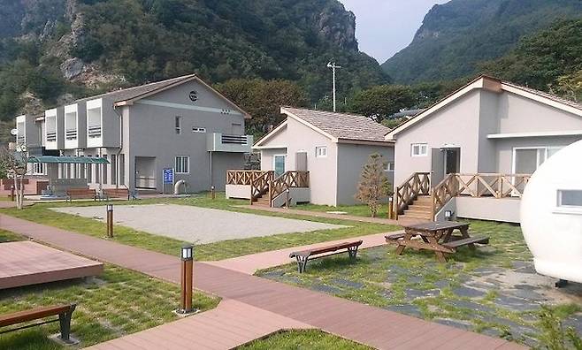 ▲ 국민여가캠핑장은 울릉군 서면 울릉순환로 1580 일원에 위치해 있으며, 생활관 1동과 방갈로 2동, 캠핑데크 10면 등을 갖춘 복합형 캠핑시설이다. 사진 울릉군 제공