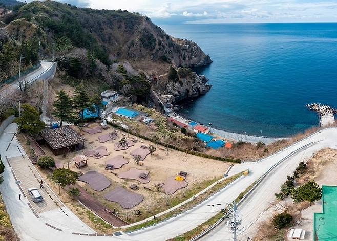 ▲ 학포캠핑장은 서면 학포길 133-11 일원에 자리하고 캠핑데크 12동과 정자 1개소, 관리동(사무소·조리실·화장실·샤워장 등)과 주차장(10면)을 갖춘 해안형 캠핑장으로, 울릉도의 바다 경관을 가까이서 즐길 수 있다. 사진 울릉군 제공