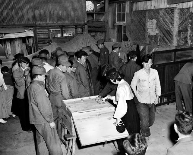 부산에서 촬영된 시·읍·면의회 투표장면(1952. 4. 25.)/UN Photo JD/