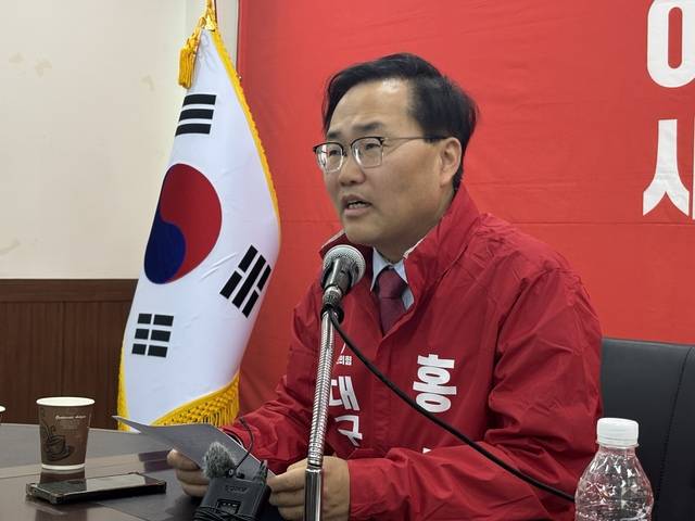 홍석준 국민의힘 대구시장 예비후보는 14일 대구시당에 기자회견을 열고 발언하고 있다. 이혜림 기자