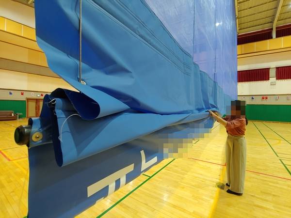 디바이더 봉을 잡은 모습. ⓒ제주의소리 자료사진