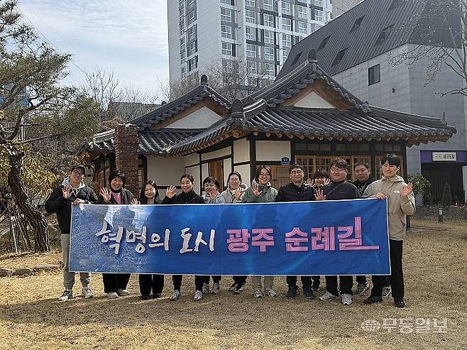 광주여성길 홍단심길 투어에 참가한 시민들이 인증숏을 찍고 있다.