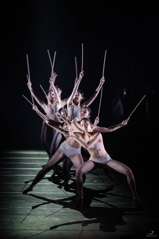 무용단 알티밋 ‘공명과 신비’의 한 장면(사진=한국춤협회).