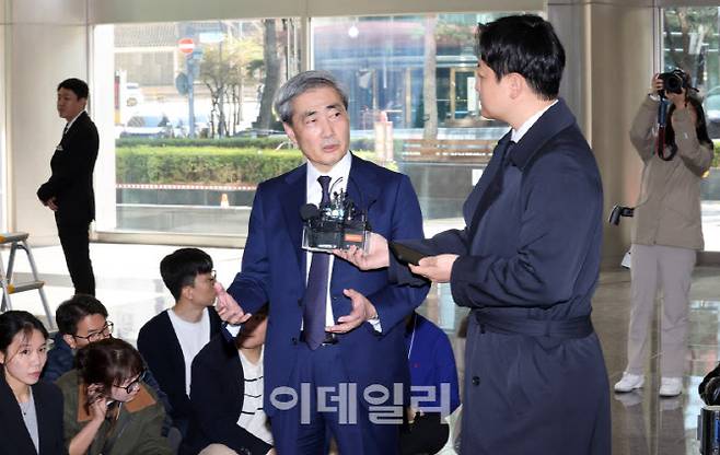 [이데일리 방인권 기자] 신현송 한국은행 총재 후보자가 서울 중구 한화금융플라자에 마련된 인사청문회준비사무실로 출근, 취재진 질의에 답하고 있다. (사진=방인권 기자)