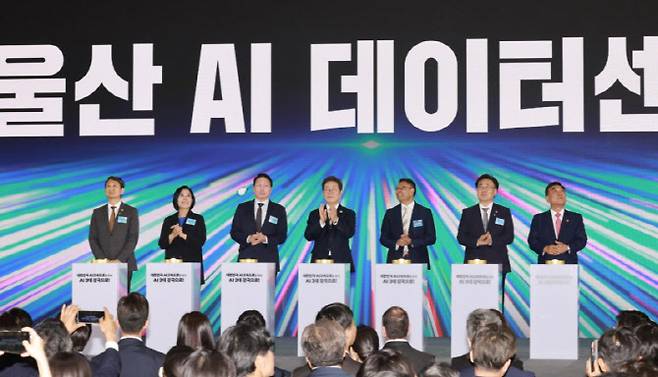 이재명 대통령이 2025년 6월 울산전시컨벤션센터에서 열린 울산 AI데이터센터 출범식에서 참석자들과 함께 세리머니를 하고 있다. 사진=뉴시스