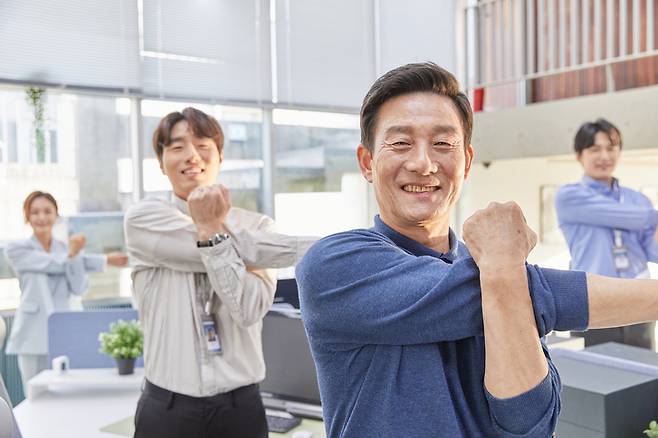 혈액 순환이 잘 되게 하려면 너무 오래 앉아 있지 말고 틈틈이 일어서서 스트레칭 등으로 몸을 풀어주는 게 좋다. 사진=게티이미지뱅크