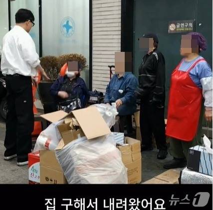 지난 8일 부산 구포시장 장날을 맞아 시장을 찾은 한동훈 전 국민의힘 대표가 상인 들에게 '부산 북구 만덕동에 집을 구했다'며 부산 북구갑 국회의원 재보궐 선거 출마 뜻을 밝히고 있는 모습. (SNS 갈무리) ⓒ 뉴스1
