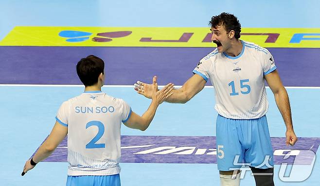 함께 뛰었던 당시의 한선수(왼쪽)와 러셀 2025.12.16 ⓒ 뉴스1 박지혜 기자