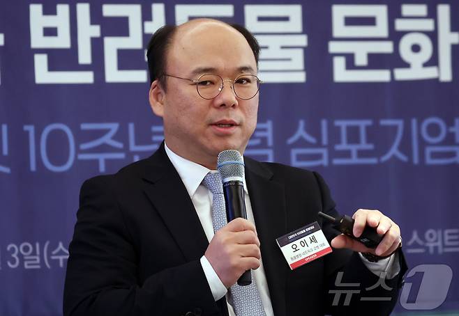 오이세 주식회사 코벳 대표이사가 3일 서울 중구 롯데호텔에서 열린 2025 대한민국 반려동물 문화대상-해피펫 10주년 기념 심포지엄에서 'AI와 함께 성장하는 반려동물 질병 진단 시장'이란 주제로 발표를 하고 있다. 2025.12.3 ⓒ 뉴스1 김명섭 기자