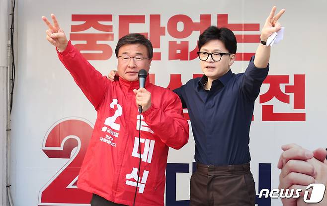 2024년 4월 1일 당시 한동훈 국민의힘 총괄선거대책위원장이 부산 사상구에서 열린 '국민의힘으로 사상살리기' 애플아울렛 지원유세에서 김대식 사상구 후보와 함께 지지를 호소하고 있는 모습. (공동취재) 2024.4.1 ⓒ 뉴스1 임세영 기자