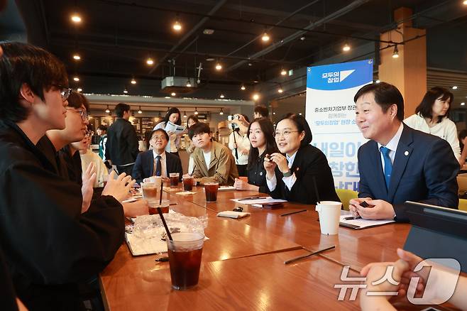 한성숙 중소벤처기업부 장관이 13일 대전광역시 유성구 충남대학교에서 열린 충남대학교 창업동아리 대학생 간담회에서 학생들의 의견을 청취하고 있다. 오른쪽은 김정겸 총장. (중소벤처기업부 제공. 재판매 및 DB금지) 2026.4.13 ⓒ 뉴스1