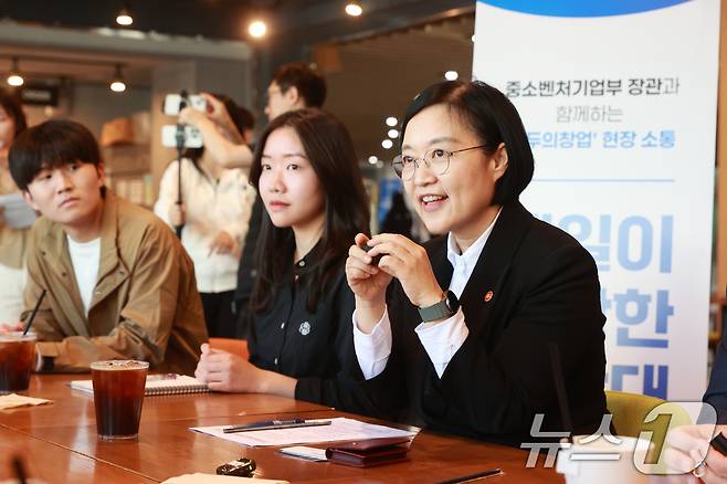 한성숙 중소벤처기업부 장관이 13일 대전광역시 유성구 충남대학교에서 열린 충남대학교 창업동아리 대학생 간담회에서 인사말을 하고 있다. (중소벤처기업부 제공. 재판매 및 DB금지) 2026.4.13 ⓒ 뉴스1