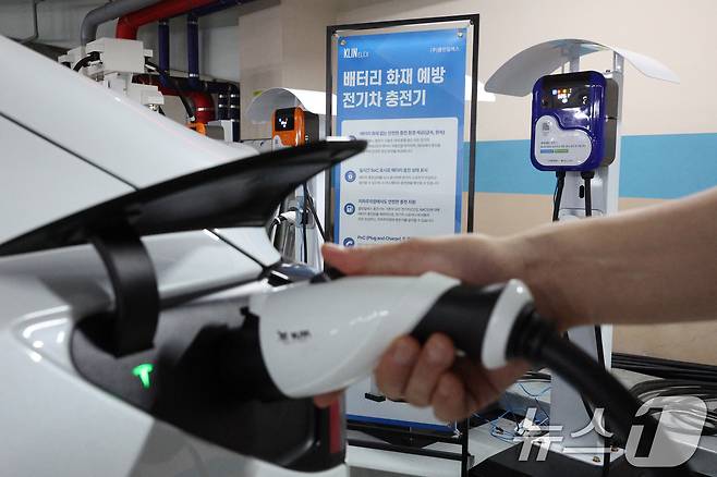 경기 군포의 한 전기차 충전소에서 한 업체가 완속 충전기를 시연하고 있다.ⓒ 뉴스1 신웅수 기자