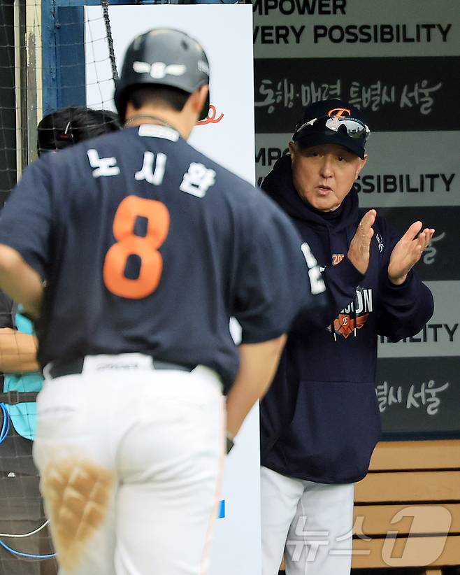 26일 서울 잠실야구장에서 열린 프로야구 2025 신한 SOL뱅크 KBO 포스트시즌 한국시리즈 1차전 한화 이글스와 LG 트윈스의 경기, 한화 김경문 감독이 6회초 1사 1,3루 상황 하주석의 중견수 플라이 때 득점에 성공한 노시환을 보며 손뼉을 치고 있다. 2025.10.26 ⓒ 뉴스1 김진환 기자