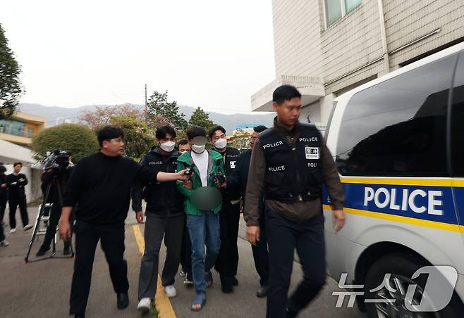 14일 오후 광주지법 해남지원에서 소방관 2명이 순직한 완도 냉동창고에 불을 낸 혐의(실화)를 받는 중국 국적의 근로자 A 씨(30대)가 영장실질심사를 마치고 법원을 나서고 있다. 2026.4.14 ⓒ 뉴스1 박지현 기자