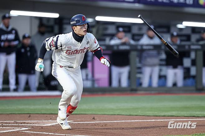 롯데 윤동희가 8일 부산 사직구장에서 열린 2026 KBO리그 정규시즌 KT전에서 타격을 하고 있다. 사진 | 롯데 자이언츠