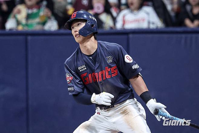 롯데 전민재가 10일 서울 고척스카이돔에서 열린 2026 KBO리그 정규시즌 키움전에서 안타를 치고 있다. 사진 | 롯데 자어인츠