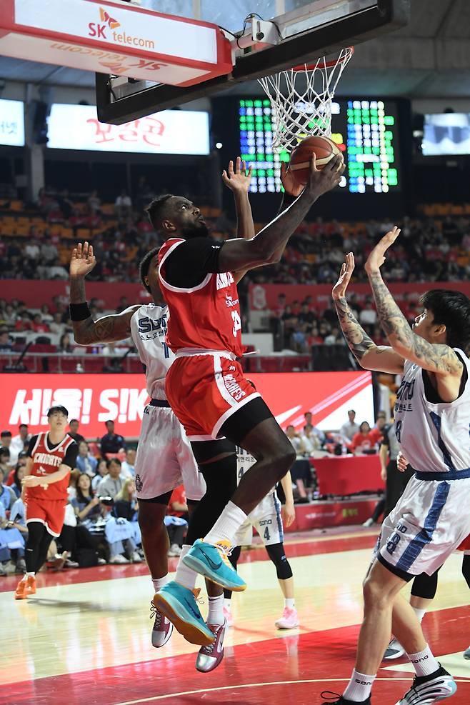 SK 워니가 14일 잠실학생체육관에서 열린 2025~2026 LG전자 프로농구 6강 플레이오프 2차전 소노와 경기에서 골밑숏을 넣고 있다. 사진 | KBL