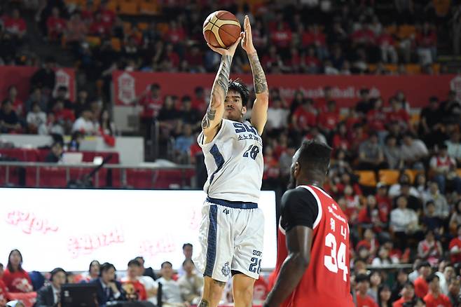 소노 켐바오가 14일 잠실학생체육관에서 열린 2025~2026 LG전자 프로농구 6강 플레이오프 2차전 SK와 경기에서 3점슛을 던지고 있다. 사진 | KBL