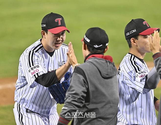 LG 마무리 투수 유영찬이 14일 서울 잠실구장에서 열린 2026 KBO리그 롯데전 승리 후 염경엽 감독과 하이파이브를 하고 있다. 잠실 | 최승섭기자 thunder@sportsseoul.com