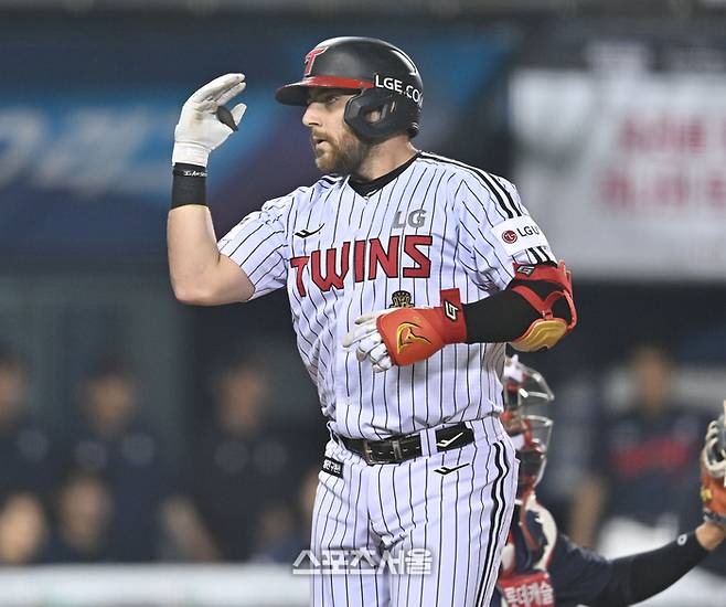 LG 오스틴이 14일 서울 잠실구장에서 열린 2026 KBO리그 롯데전 8회말 좌월홈런을 날린 후 세리머니를 하고 있다. 잠실 | 최승섭기자 thunder@sportsseoul.com