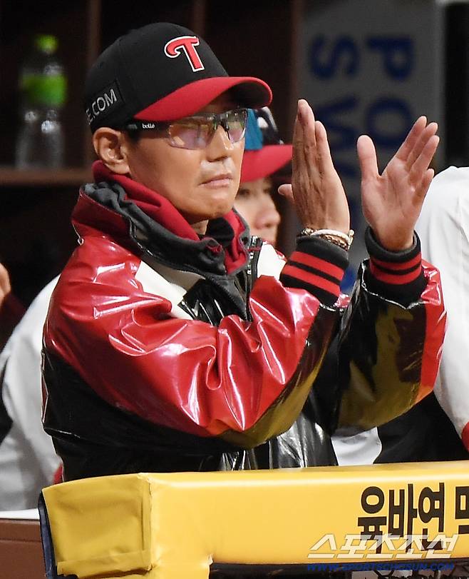 5일 서울 고척스카이돔에서 열린 LG-키움전. LG 염경엽 감독이 경기를 지켜보고 있다. 정재근 기자 cjg@sportschosun.com/2026.4.5/