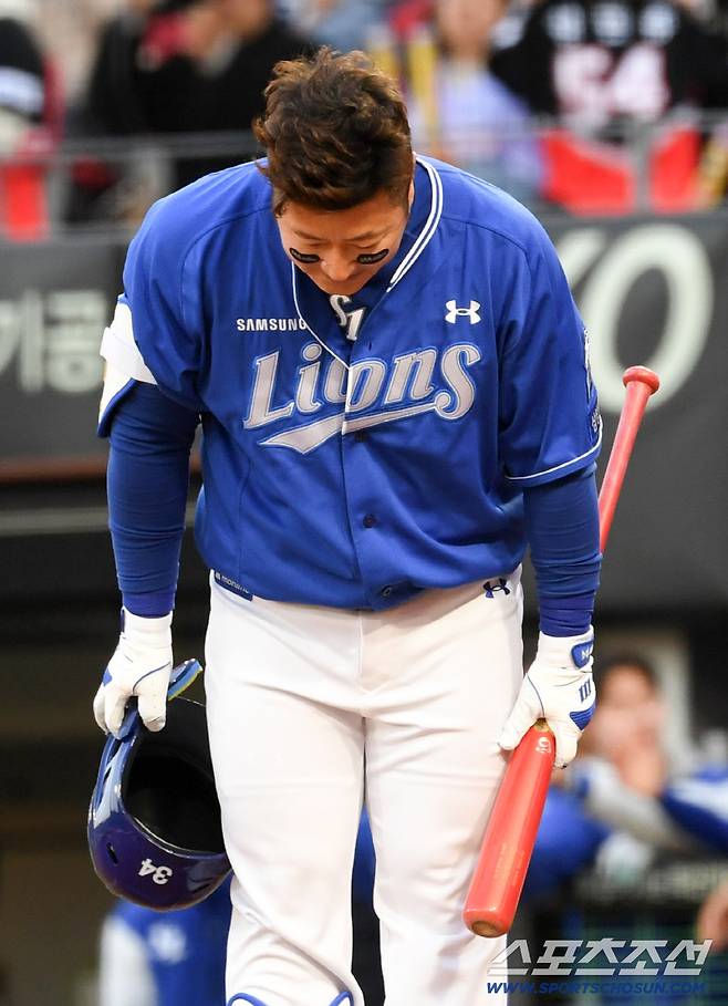 7일 광주 기아챔피언스필드에서 열린 KIA와 삼성의 경기. 삼성 최형우가 타석에 들어서며 KIA 팬들에게 인사를 건네고 있다. 광주=박재만 기자 pjm@sportschosun.com/2026.04.07/