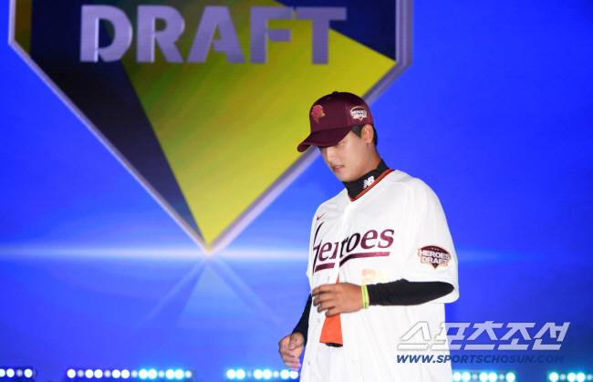 2026 KBO 신인 드래프트가 17일 서울 롯데호텔월드에서 열렸다. 키움에 1라운드 지명된 북일고 박준현이 무대에서 내려오고 있다. 잠실=박재만 기자 pjm@sportschosun.com