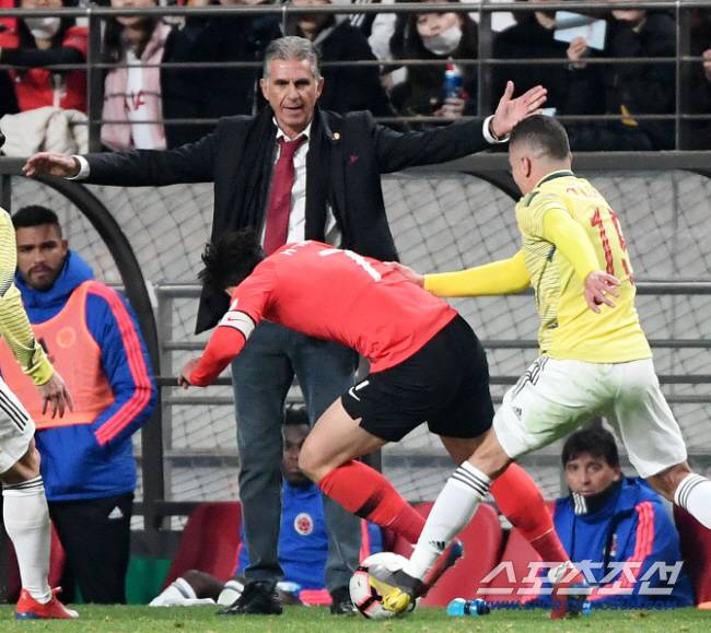 벤투 감독이 이끄는 축구국가대표팀이 26일 오후 서울 상암동 서울월드컵경기장에서 콜롬비아와 평가전을 펼쳤다. 콜롬비아 케이로스 감독이 손흥민의 플레이를 지켜보고 있다. 상암=정재근 기자 cjg@sportschosun.com/2019.03.26/