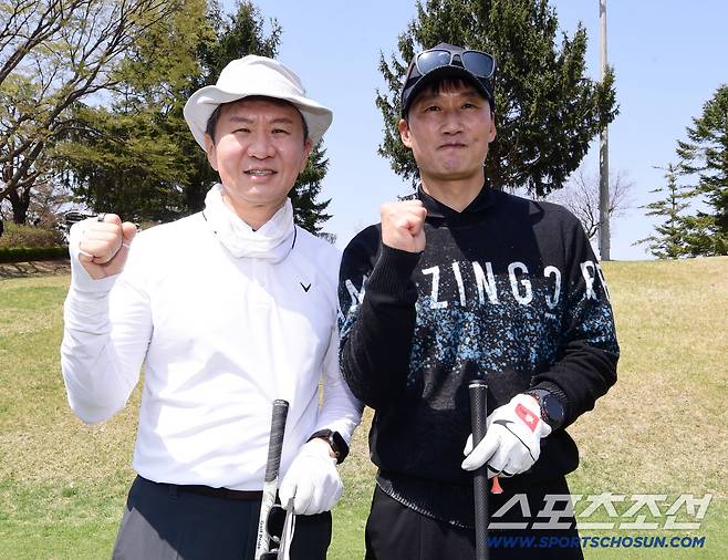 13일 용인 코리아CC에서 '2026 축구인 골프대회'가 열렸다. 함께 포즈를 취하고 있는 정몽규 대한축구협회 회장, 이정효 감독. 용인=송정헌 기자songs@sportschosun.com/2026.04.13/