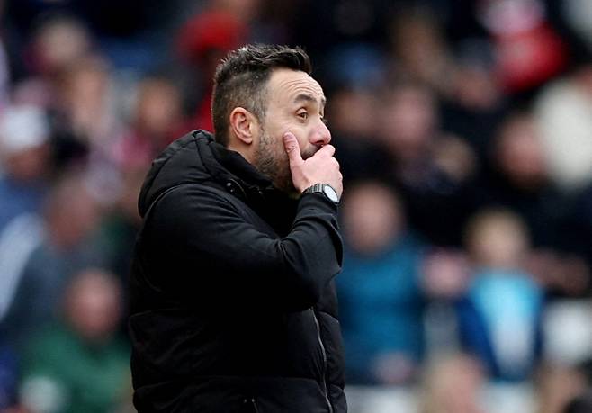 Soccer Football - Premier League - Sunderland v Tottenham Hotspur - Stadium of Light, Sunderland, Britain - April 12, 2026 Tottenham Hotspur manager Roberto De Zerbi reacts during the match

<저작권자(c) 연합뉴스, 무단 전재-재배포, AI 학습 및 활용 금지>