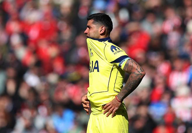 Soccer Football - Premier League - Sunderland v Tottenham Hotspur - Stadium of Light, Sunderland, Britain - April 12, 2026 Tottenham Hotspur's Cristian Romero looks dejected as he is substituted off after sustaining an injury REUTERS

<저작권자(c) 연합뉴스, 무단 전재-재배포, AI 학습 및 활용 금지>