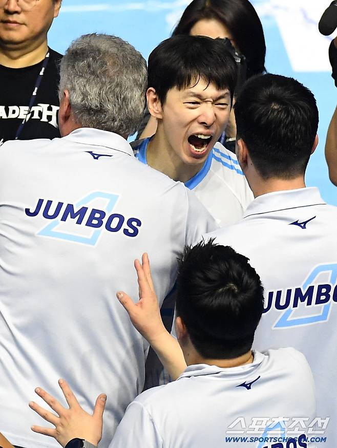 10일 인천 계양체육관에서 열린 배구 V리그 남자부 챔피언결정전 5차전. 대한항공이 현대캐피탈에 승리하며 통합우승을 달성했다. 한선수와 우승의 기쁨을 나누고 있는 헤난 감독. 인천=송정헌 기자songs@sportschosun.com/2026.04.10/