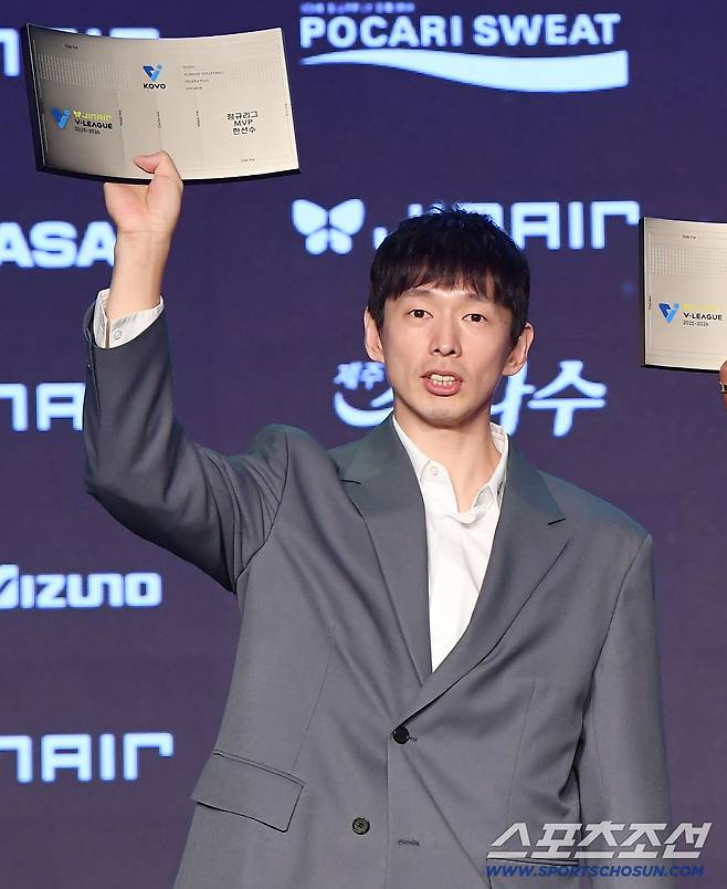 진에어 2025-2026 V리그 시상식이 13일 오후 서울 광진구 비스타워커힐서울에서 열렸다. MVP를 수상한 한선수가 트로피를 들고 있다. 정재근 기자 cjg@sportschosun.com/2026.4.13/