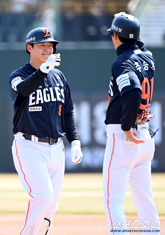 21일 부산 사직야구장에서 열린 한화와 롯데의 시범경기. 1회초 무사 만루 한화 노시환이 2타점 적시타를 치고 기뻐하고 있다. 부산=허상욱 기자wook@sportschosun.com/2026.03.21/