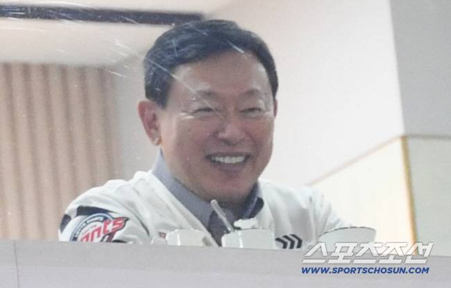 2024년 신동빈 회장의 부산 사직구장 방문. 스포츠조선DB