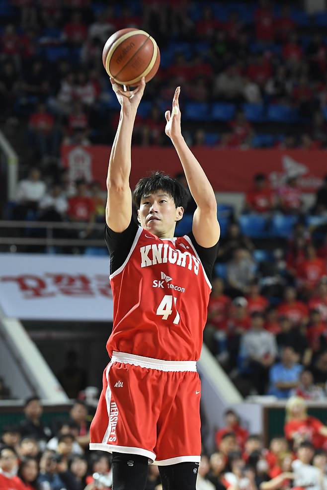 SK 오세근은 전반 폭풍같은 3점포로 SK의 공격을 이끌었다. 사진제공=KBL