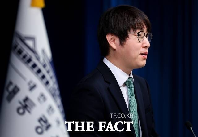 하정우 AI미래기획수석의 6·3 지방선거 부산 북구 출마를 두고 당·청 갈등이라는 해석과 의견 조율 과정이라는 엇갈린 해석이 나온다. 사진은 하 수석이 지난 7일 서울 용산 대통령실 청사에서 과학기술인 국민보고회 관련 브리핑을 하고 있는 모습. /뉴시스