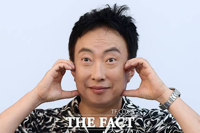 방송인 박명수가 씨피엔터테인먼트와 전속계약을 체결했다. 사진은 박명수가 2023년 9월 8일 오후 서울 중구 동대문디자인플라자(DDP)에서 열린 2024 S/S 서울패션위크(Seoul Fashion Week) '세컨드 아르무아(02 ARMOIRE)' 포토월에 참석해 포즈를 취하고 있는 모습이다./더팩트DB