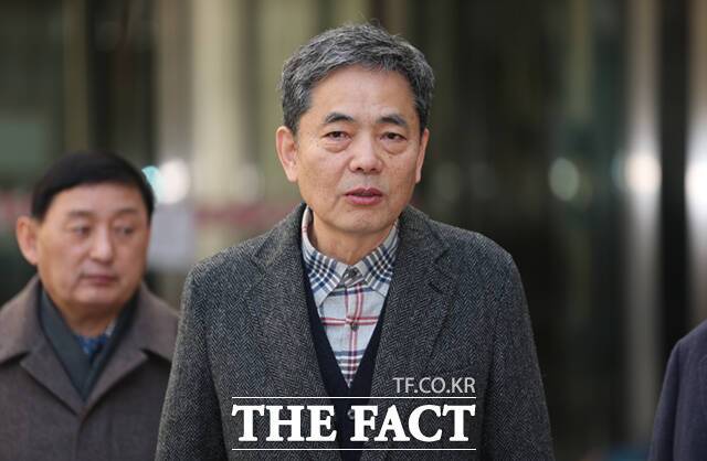 대장동 민간업자 김만배 씨에게 뇌물 50억 원을 수수한 혐의로 재판에 넘겨진 곽상도 전 의원의 항소심이 약 1년 9개월 만에 재개된 가운데, 범죄수익 은닉 사건과의 병합 여부를 두고 공방이 벌어졌다. 곽 전 의원이 지난 2월 서울 서초구 서울중앙지방법원에서 열린 1심 선고를 마친 뒤 입장을 밝히고 있다. /이새롬 기자