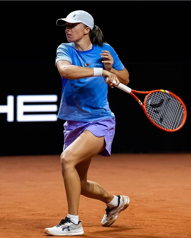 포르쉐 테니스 그랑프리 실내 클레이코트에서 연습하는 시비옹테크. 출처 포르쉐 그랑프리