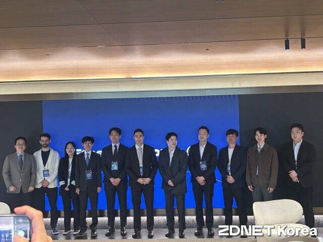국내 공공·금융권의 이더리움 생태계 참여를 활성화하기 위한 ‘이더리움 코리아’ 컨소시엄이 출범했다. 사진은 14일 서울 강남구에서 진행한 출범식에서 컨소시엄 소속 기업 참여자들이 기념 사진을 찍고 있는 모습.