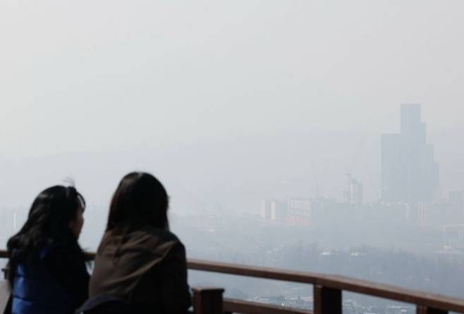 미세먼지·초미세먼지 농도 '나쁨'을 보인 17일 서울 도심이 뿌옇게 보인다. 연합뉴스