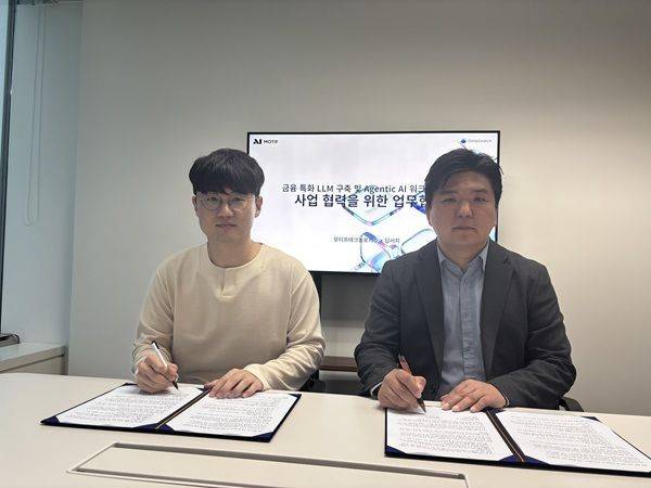 사진=(주)딥서치 김재윤 대표(오른쪽)와 모티프테크놀로지스 임정환 대표(왼쪽)