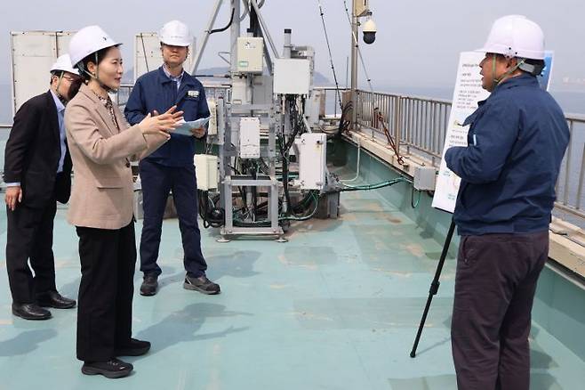 이진희 관세청 통관국장(왼쪽)이 14일 HD현대오일뱅크 대산공장에서 수입 통관 과정을 점검하고 있다. 관세청
