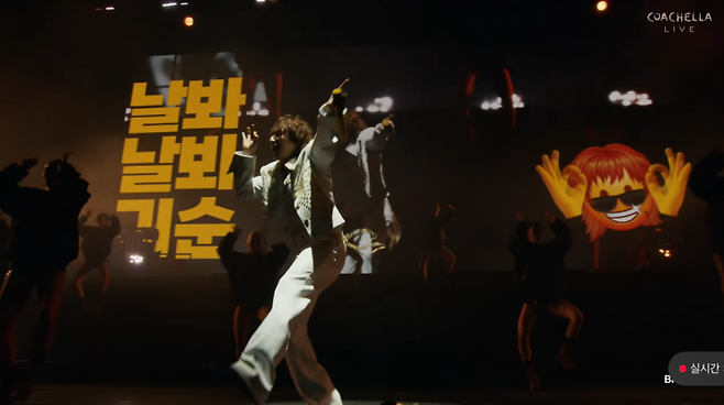 빅뱅이 13일(한국시간) 미국 캘리포니아주 인디오에서 열린 '코첼라 밸리 뮤직 앤드 아츠 페스티벌' 아웃도어 시어터 무대를 꾸미고 있다. 코첼라 유튜브 캡처