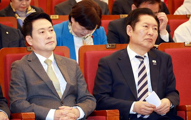 정청래 더불어민주당 대표(오른쪽)와 장동혁 국민의힘 대표. /뉴스1