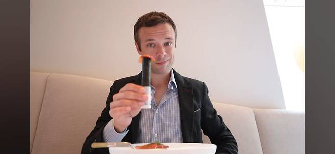 뉴욕 한식당을 찾은 현지 인플루언서의 모습/유튜브 캡처