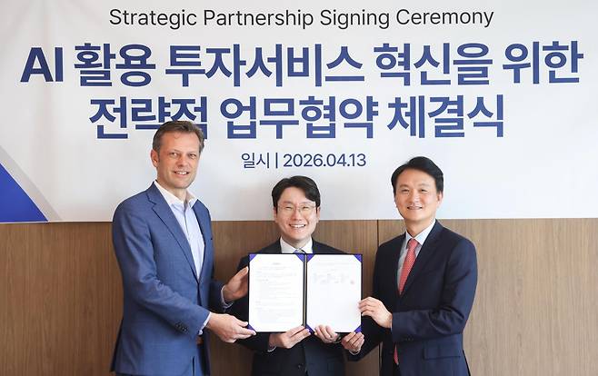 엄주성 키움증권 대표(오른쪽)와 임우형 LG AI연구원장(가운데), 니콜라스 팔마뉴 LSEG 글로벌영업대표(왼쪽)가 13일 오후 서울 여의도 키움증권 본사에서 업무협약식을 맺었다./키움증권 제공